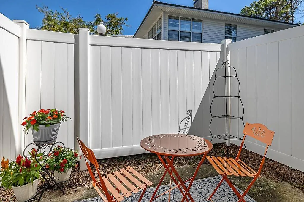 Desirable South End - 5 Minutes To Beach! Walk To Dining/shopping!