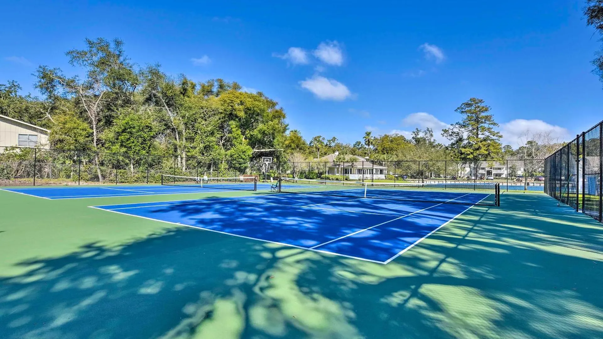 With Amazing Amenities 1 Mi To Beach! *