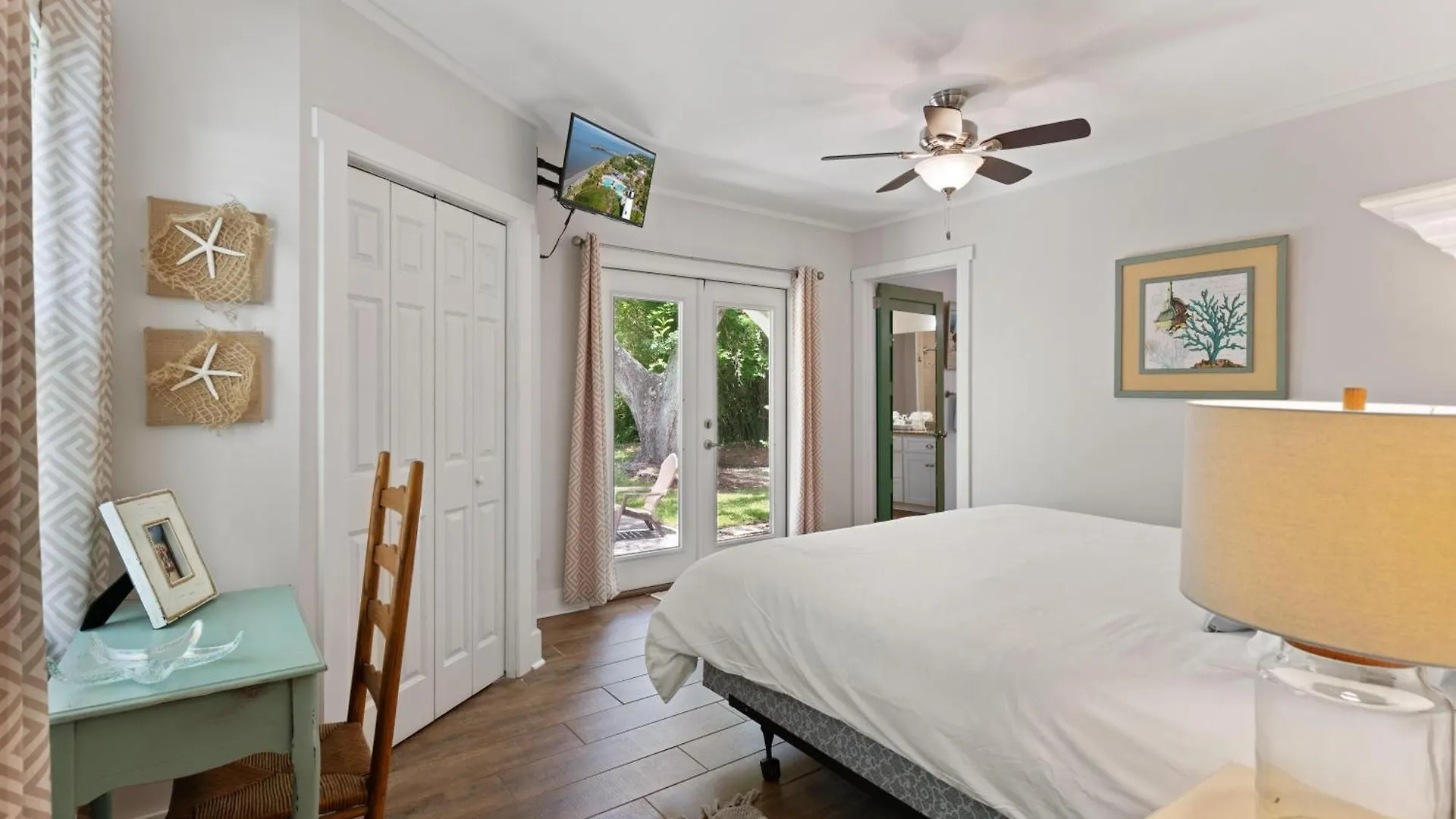 The Porchside - 1725 Bruce Drive Holiday home