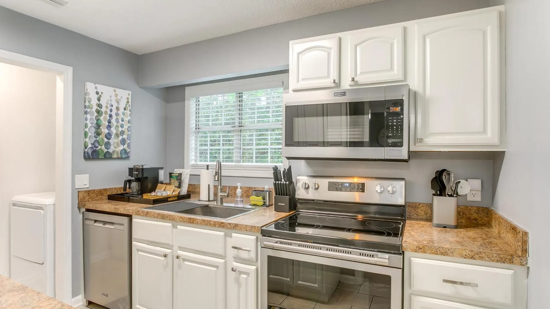Upscale St Simons Sunroom And Steps To Pool! Apartment *