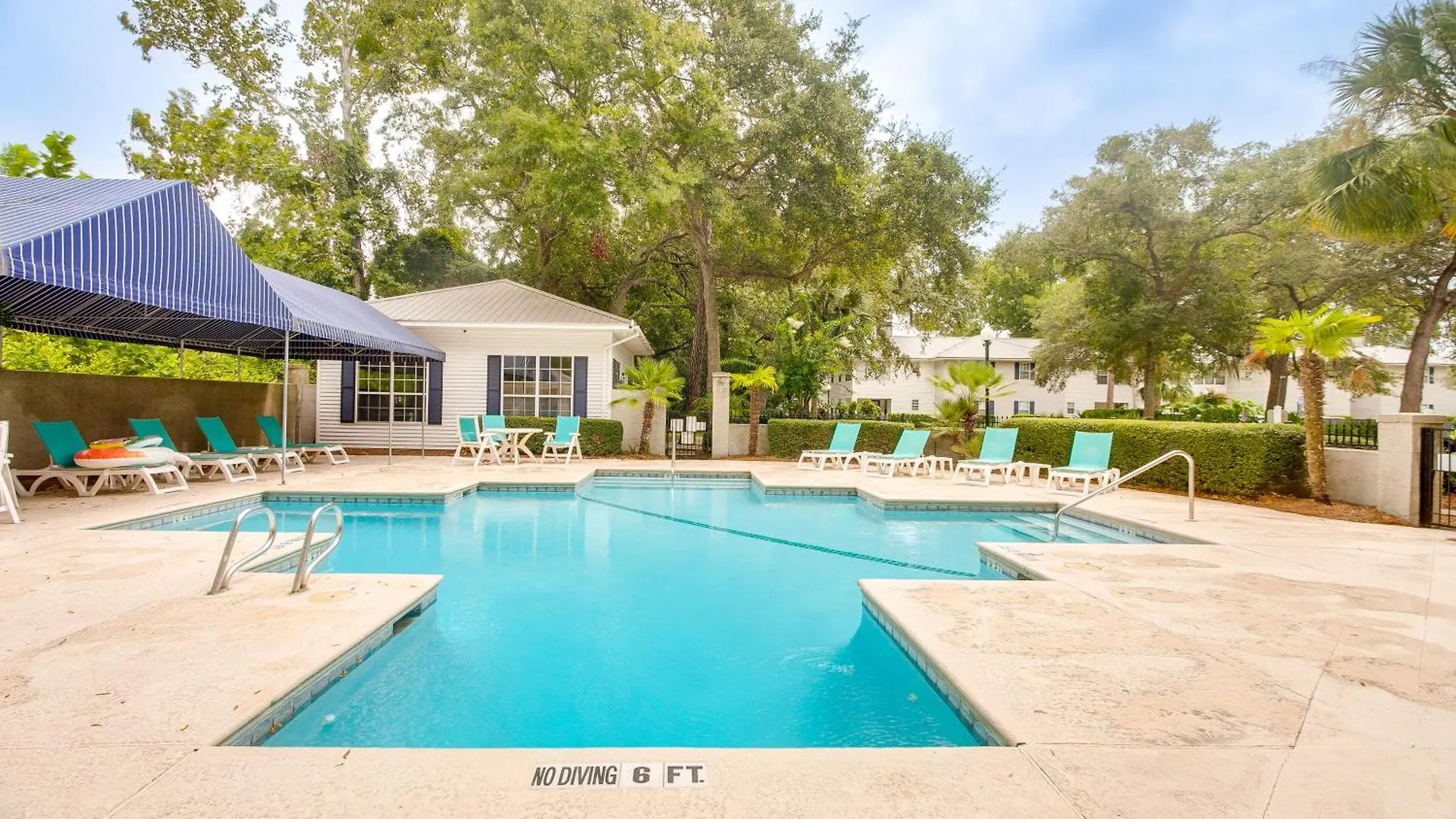 Upscale St Simons Sunroom And Steps To Pool!