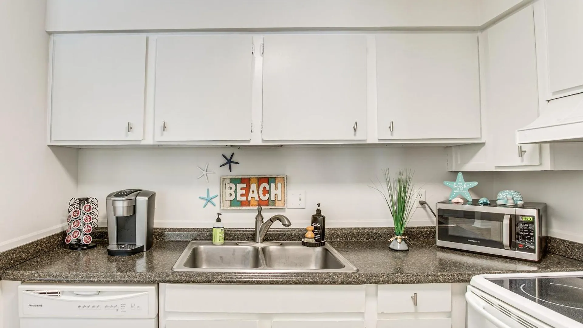 With Amazing Amenities 1 Mi To Beach! *