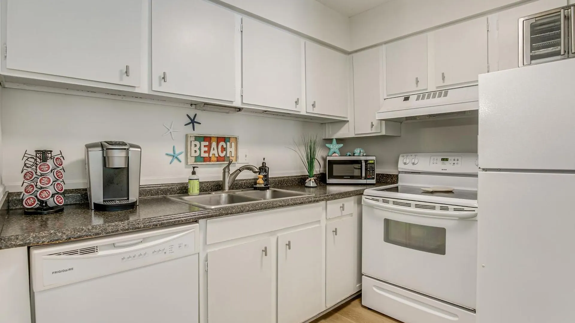 Apartment With Amazing Amenities 1 Mi To Beach!