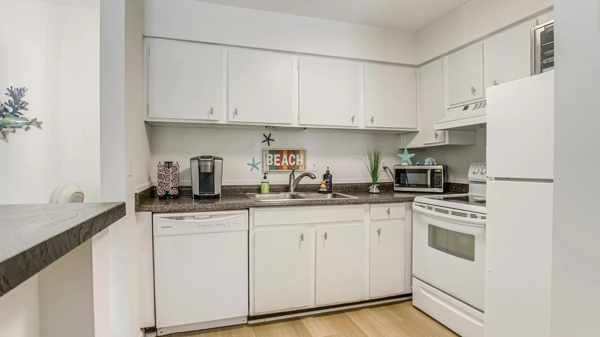 With Amazing Amenities 1 Mi To Beach! *