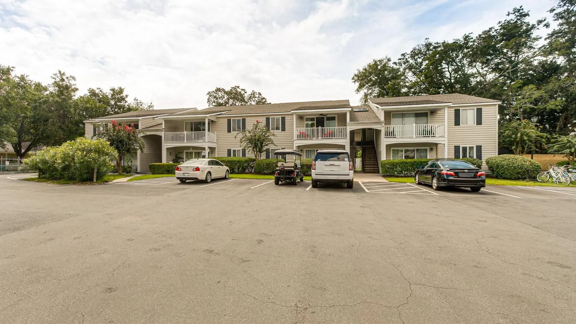 With Amazing Amenities 1 Mi To Beach! Apartment