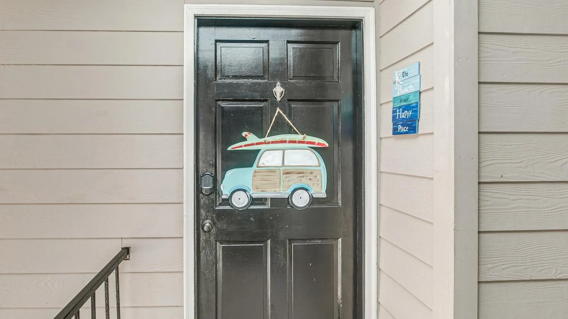 With Amazing Amenities 1 Mi To Beach!