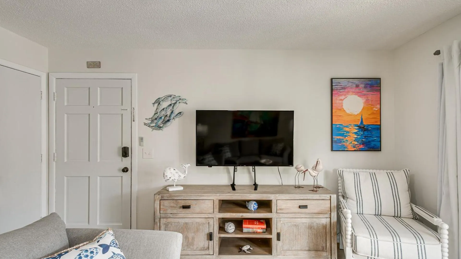 Apartment With Amazing Amenities 1 Mi To Beach!