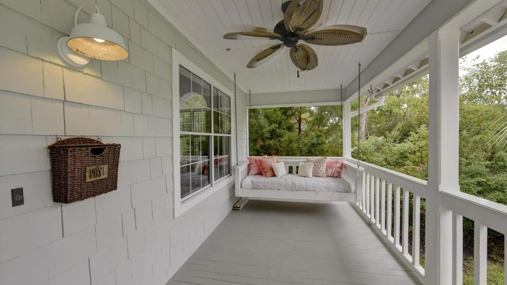 Make A Splash - 510 Delegal St St. Simons Island