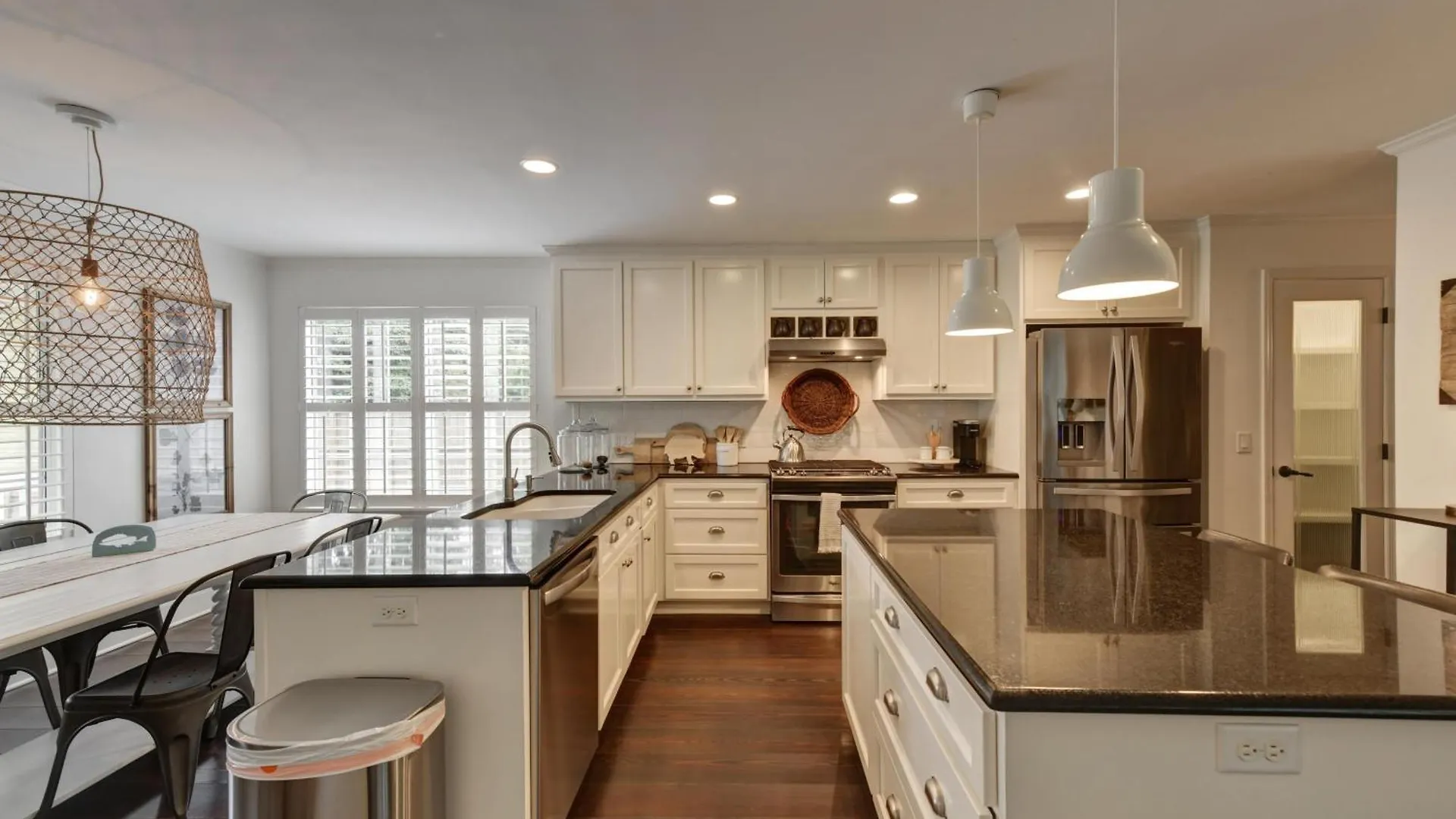 Make A Splash - 510 Delegal St St. Simons Island