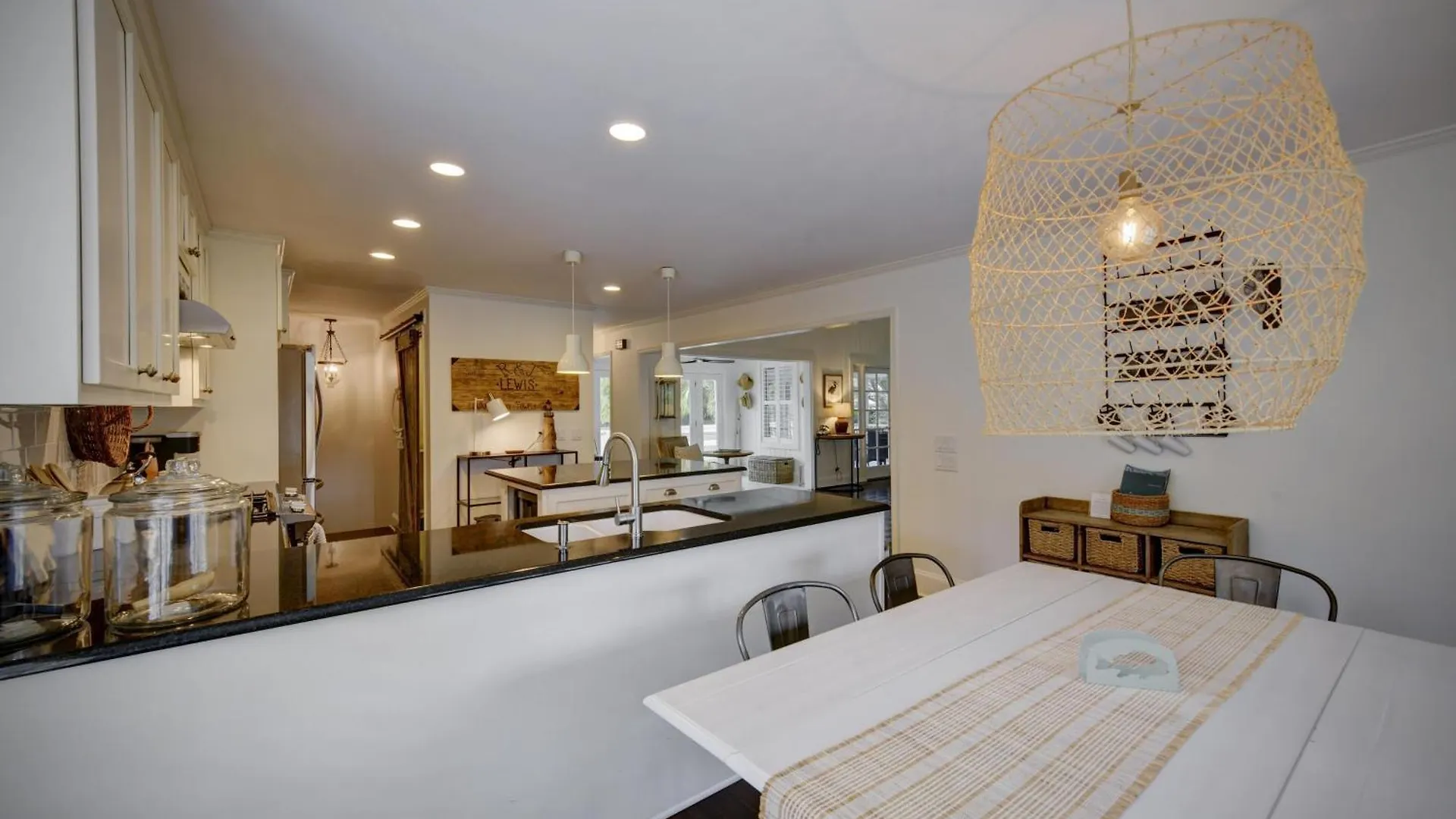 Make A Splash - 510 Delegal St