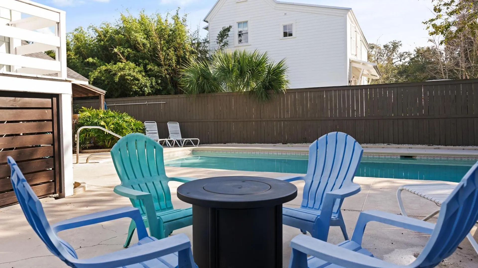 Make A Splash - 510 Delegal St St. Simons Island