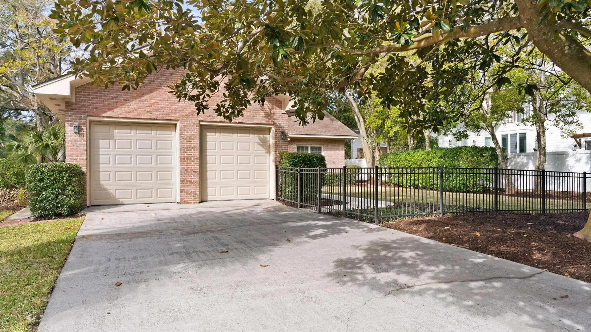 Simone Tranquilla - 2010 Bruce Drive *