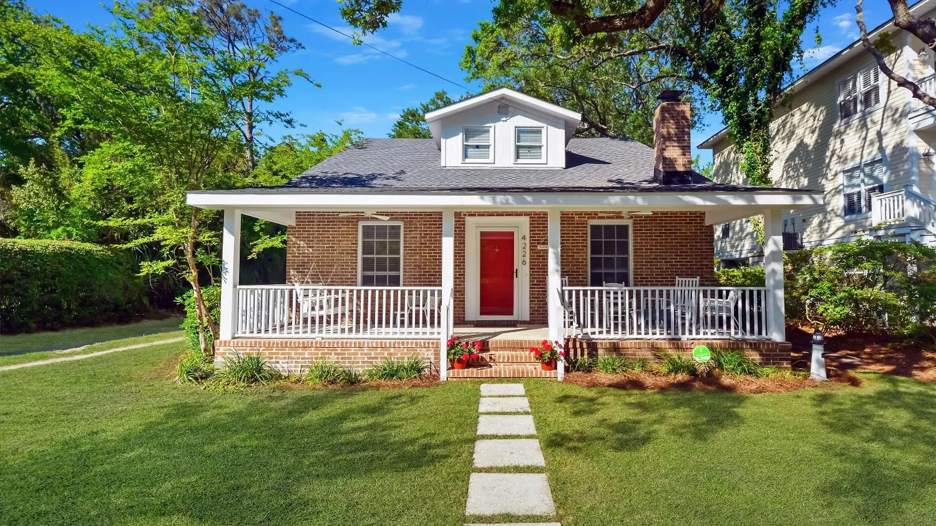 Large And Bright East Home! *