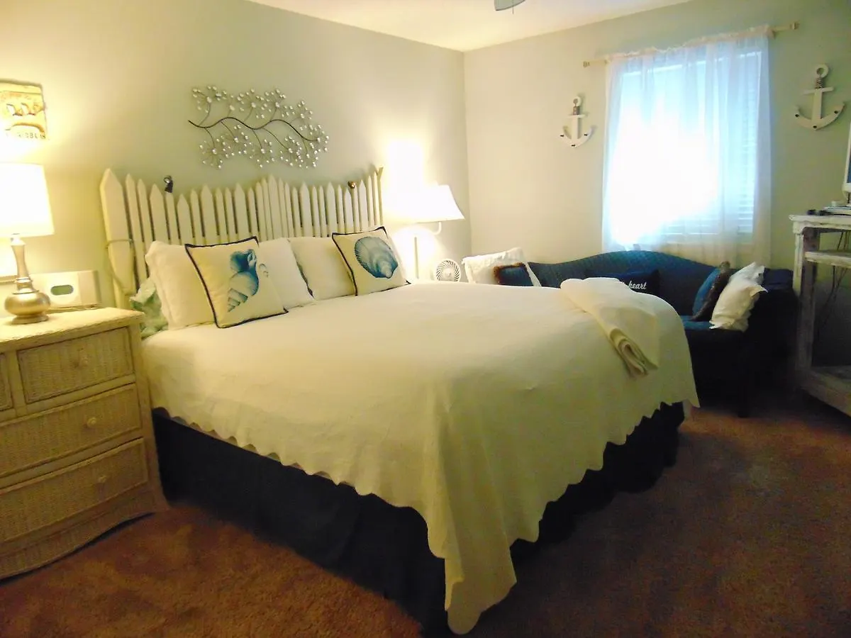 E12 Awesome Renovation, Comfy Well Stocked Kitchen Make Some Memories!