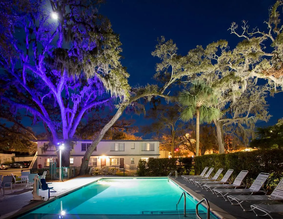 Queen's Court Hotel 2*