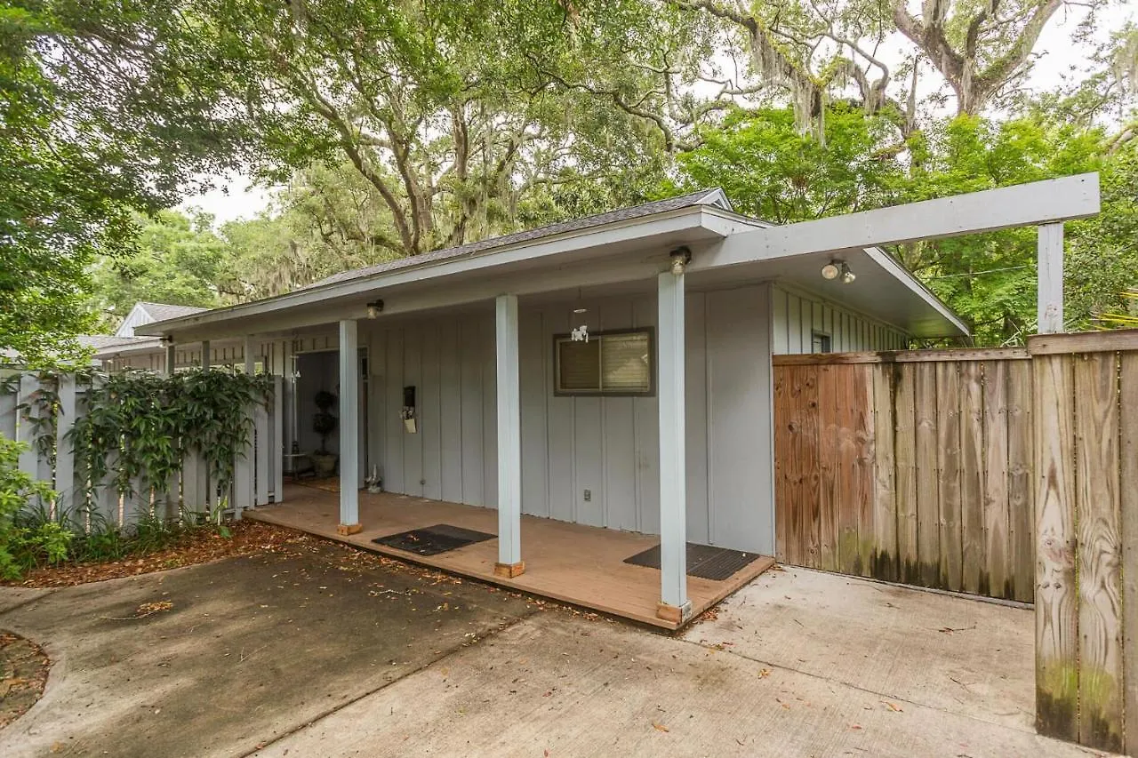 11908 Old Demere Rd By Hodnett Cooper Holiday home