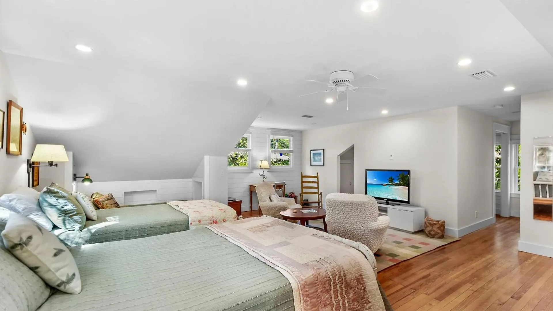 Large And Bright East Home! Holiday home *