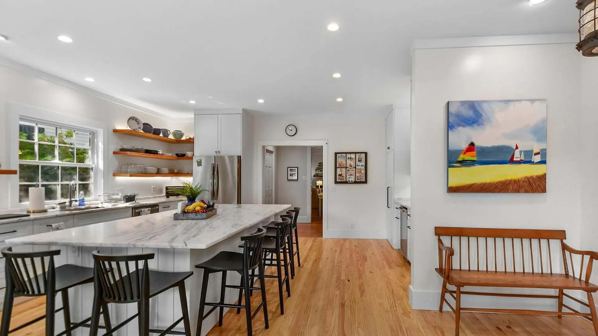 Large And Bright East Home! *