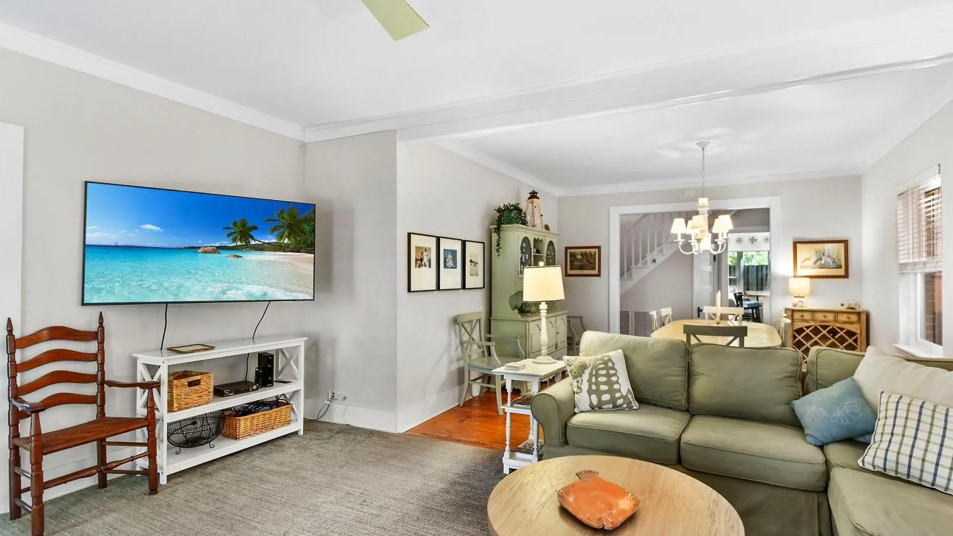 Large And Bright East Home! *