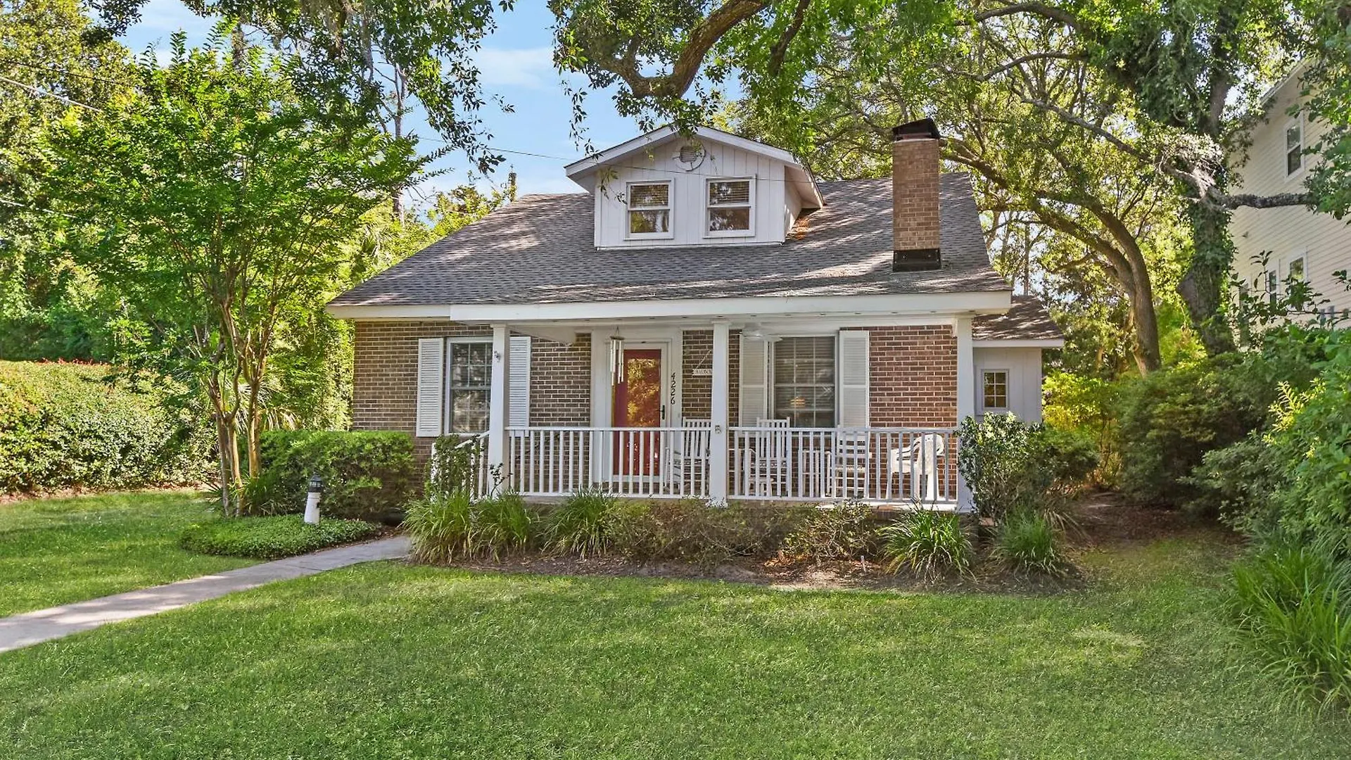 Large And Bright East Home! *