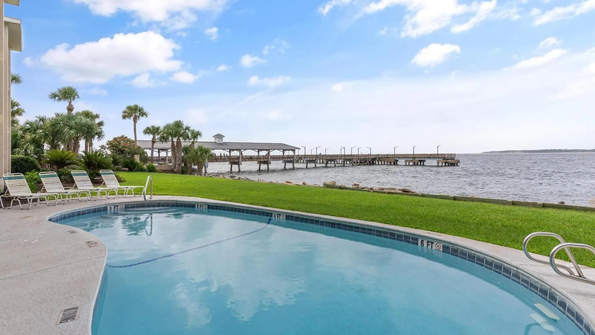 Holiday home Pier Pointe #305 - 100 Floyd Street, Unit 305 *