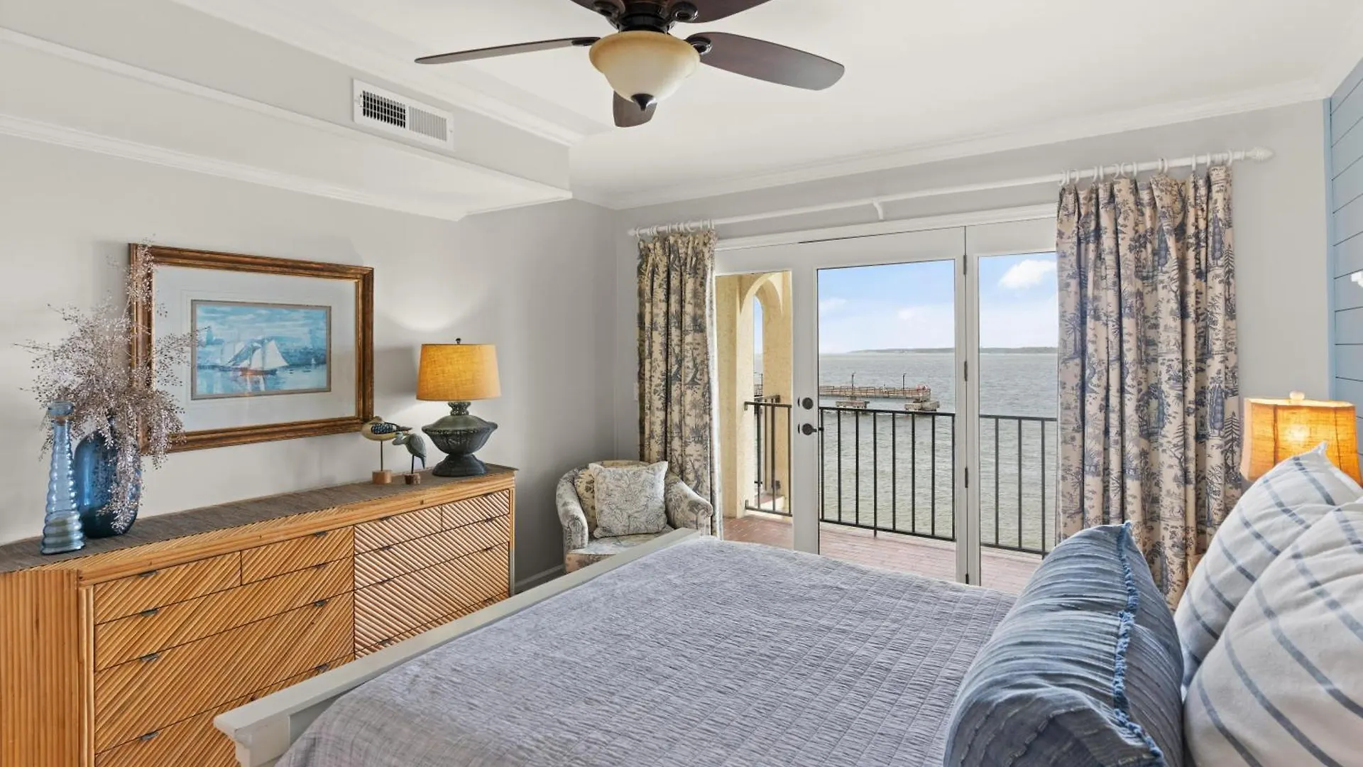 Pier Pointe #305 - 100 Floyd Street, Unit 305 *