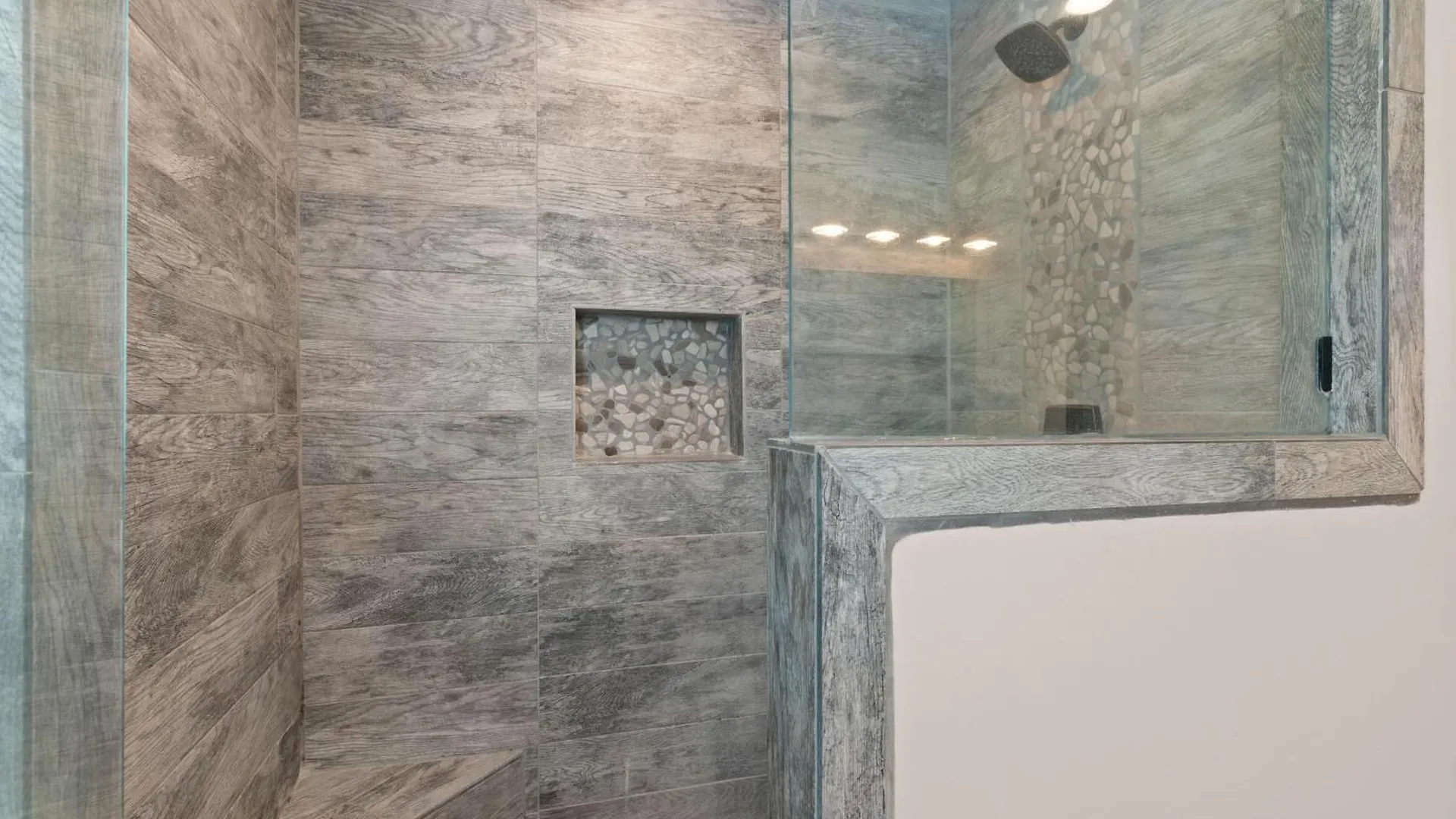 C Gull's Hideaway - 314 Peachtree Street *