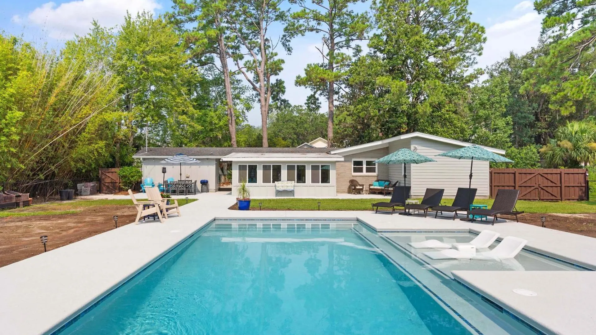 C Gull's Hideaway - 314 Peachtree Street *