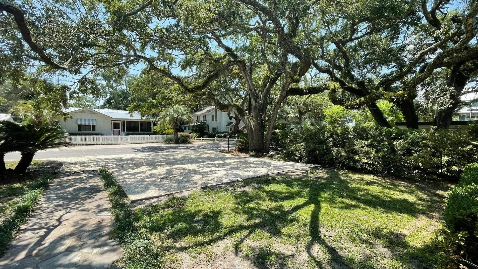 Tree Spirit Retreat - 4310 Third Street *