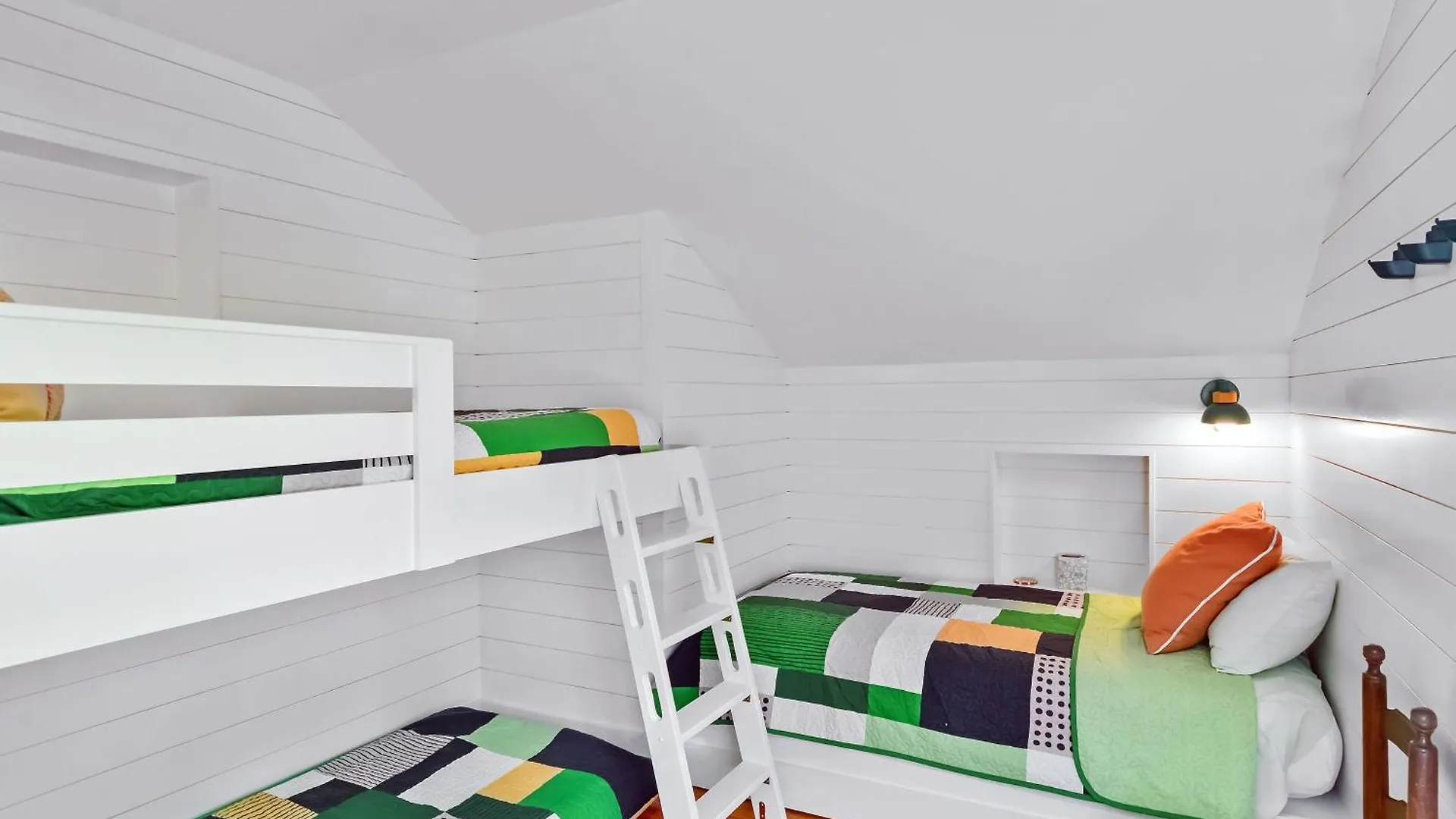 Large And Bright East Home! *