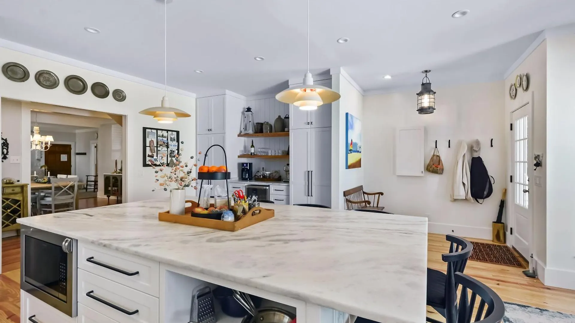 Large And Bright East Home! *