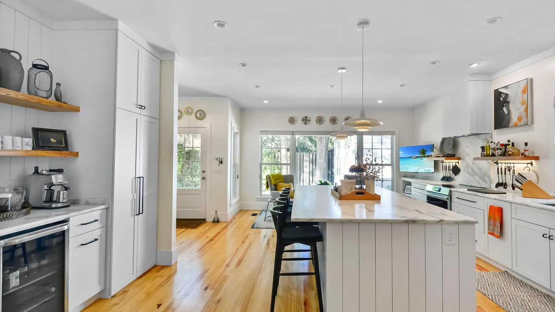 Large And Bright East Home!